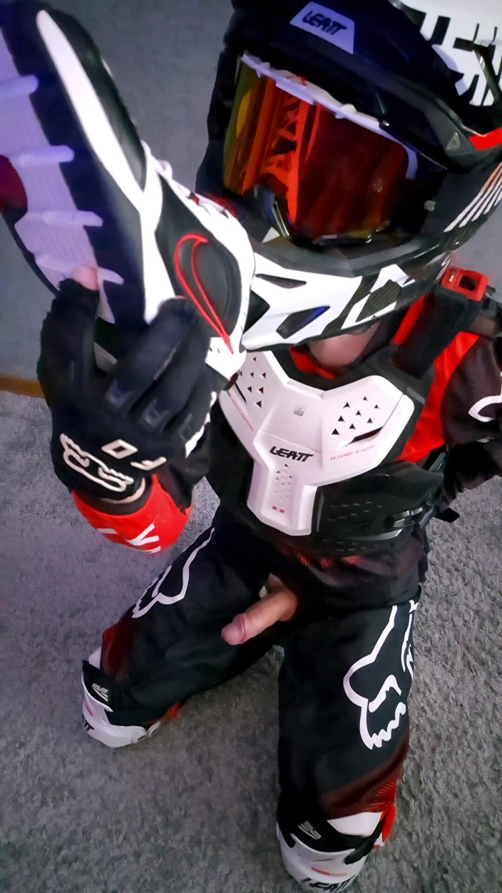 Sneakersmax98: Nowe trampki Nike i mój ulubiony sprzęt motocross uczynił mnie...