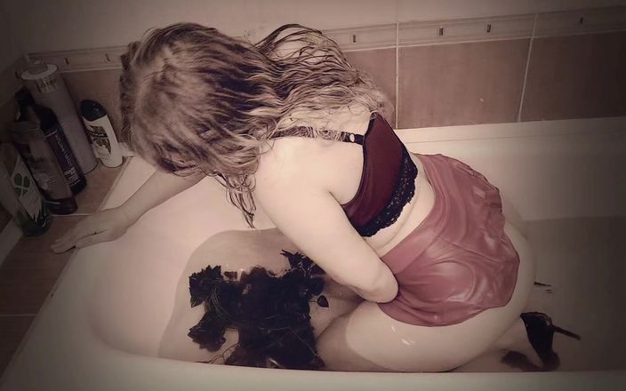Nicolette69w: Halloween 2024 Si masturba in bagno in abiti bagnati