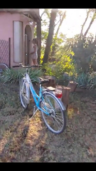 Velká děvka známá na cyklistické stezce je ošukaná na lavičce, ale traktor všechno zničí