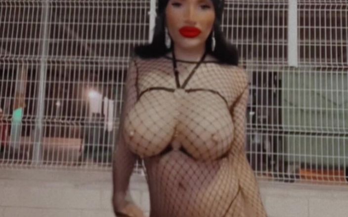 Sissy Slut Brianna: Я мастурбую и кончаю в бензине