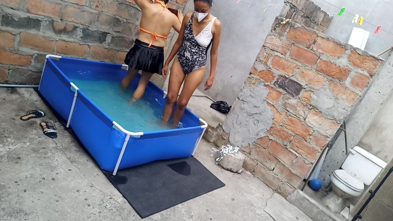 NEGRITA SEXY: मेरा पड़ोसी बहुत ही आकर्षक और सेक्सी बिकनी पहने पूल में है। वह हॉट है.