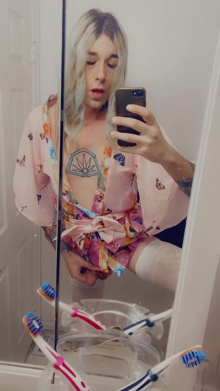 CarmenMelatonin: Kimono kiss babe vuole il cazzo