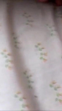 Una ragazza arrapata gioca con se stessa