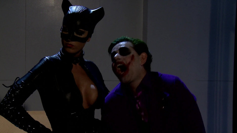 Superhero: Wanita kucing membantu joker melarikan diri dari penjara dan membiarkannya...