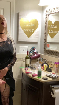 Emo transvesthemd zieht buttplug an und wichst