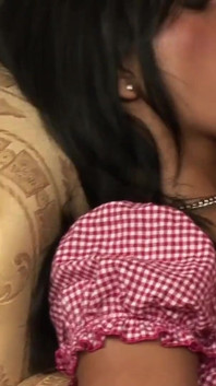 Kyra black succhia un cazzo prima di farlo venire con i suoi piedi