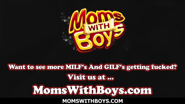 Moms With Boys: Sensual madrasta Vivien em lingerie anal fodida e gozada