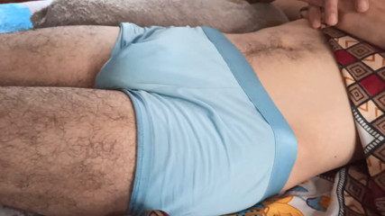 Desi__Panda: J’ouvre ma coloc en sous-vêtements et branle sa bite monstrueuse...