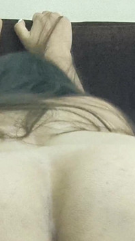 Cambia de ropa delante del cuñado que está viendo porno
