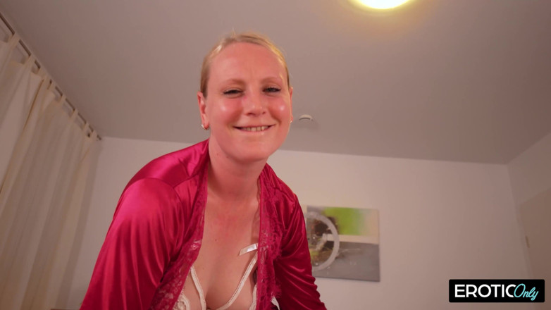 German bitch hunter: Blonde babe in witte nylons neukt met haar voeten en...
