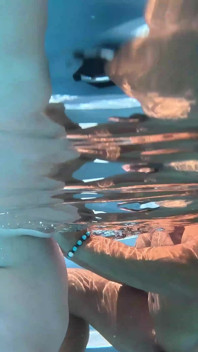 Doccia d'oro e sesso sott'acqua con Amuse De Rauch