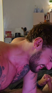 Ursul musculos Beau Grinsell îl pe americanul Jock Aiden Tyler
