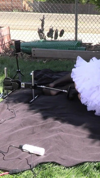 Candy, femme de ménage efféminée, se fait baiser par sa machine à baiser à l’extérieur - partie 1