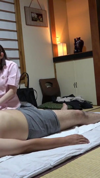 誘惑されてハメられた!美しい熟女マッサージ師