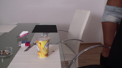 Femdom Austria: Melady &sadistiska Cindys matförödmjukelse POV