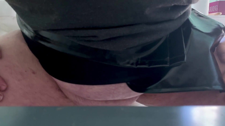 Sissy anal fun: Terangsang di atas rok pvc