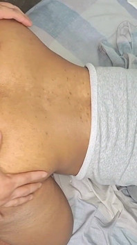 Rijke brunette met een uitstekend lichaam schreeuwt van plezier als ze mijn hele pik in haar voelt
