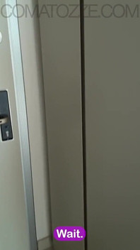 호텔에서 서비스 남자를 유혹하는 소녀, 그는 기회가 없었다 ...