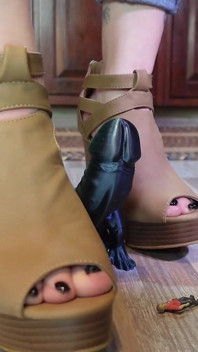 Pisoteando pequeñas con la polla de Dino