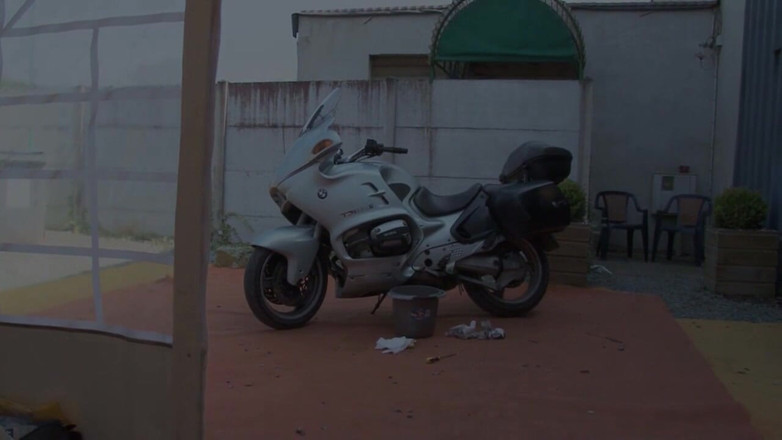 Nude in France: Geile brunette wordt geneukt op een motor