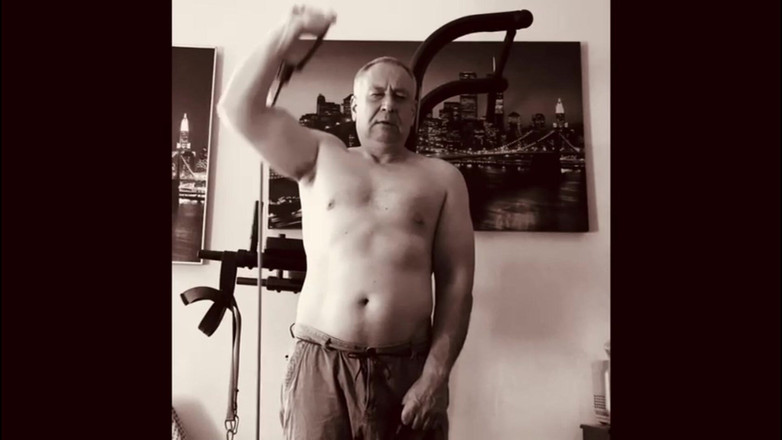 Alex Art: Silný muž masturbuje po tréninku