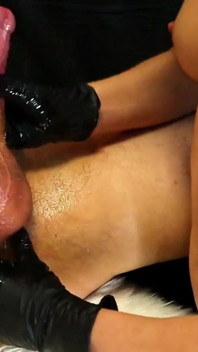Prostata-massage und nasser handjob mit schwarzen handschuhen schlampig