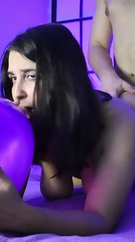 L'amante dei palloncini viene catturato da dietro mentre li gonfia.