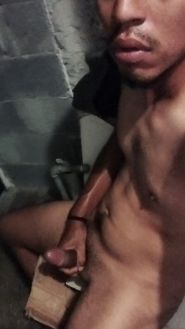 AlexAlejandro13: Ich bewege meine Zunge, während ich daran ziehe