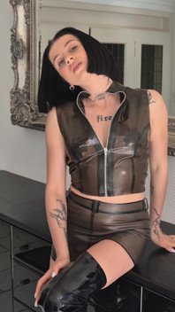 O que achou do meu look de látex? Ou será melhor eu tirar?