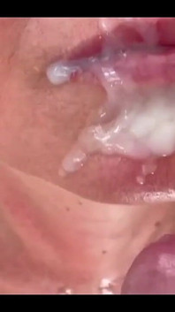 Sperma in en op mijn mond en gezicht