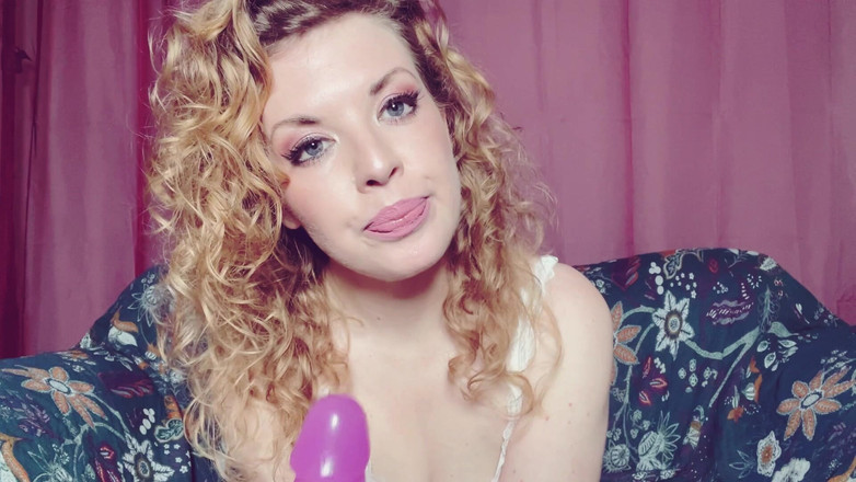 Bunnie Stevens: Mijn dildo diep in de keel in mijn satijnen nachtjapon