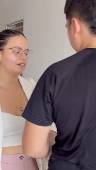 セクシーな不動産屋が私の家を訪れて、私はそれをセックスする