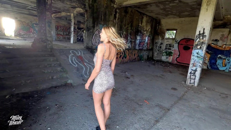 Miley Weasel: Geiles Blondes Mädchen Fickt Sich Die Nasse Pussy!!