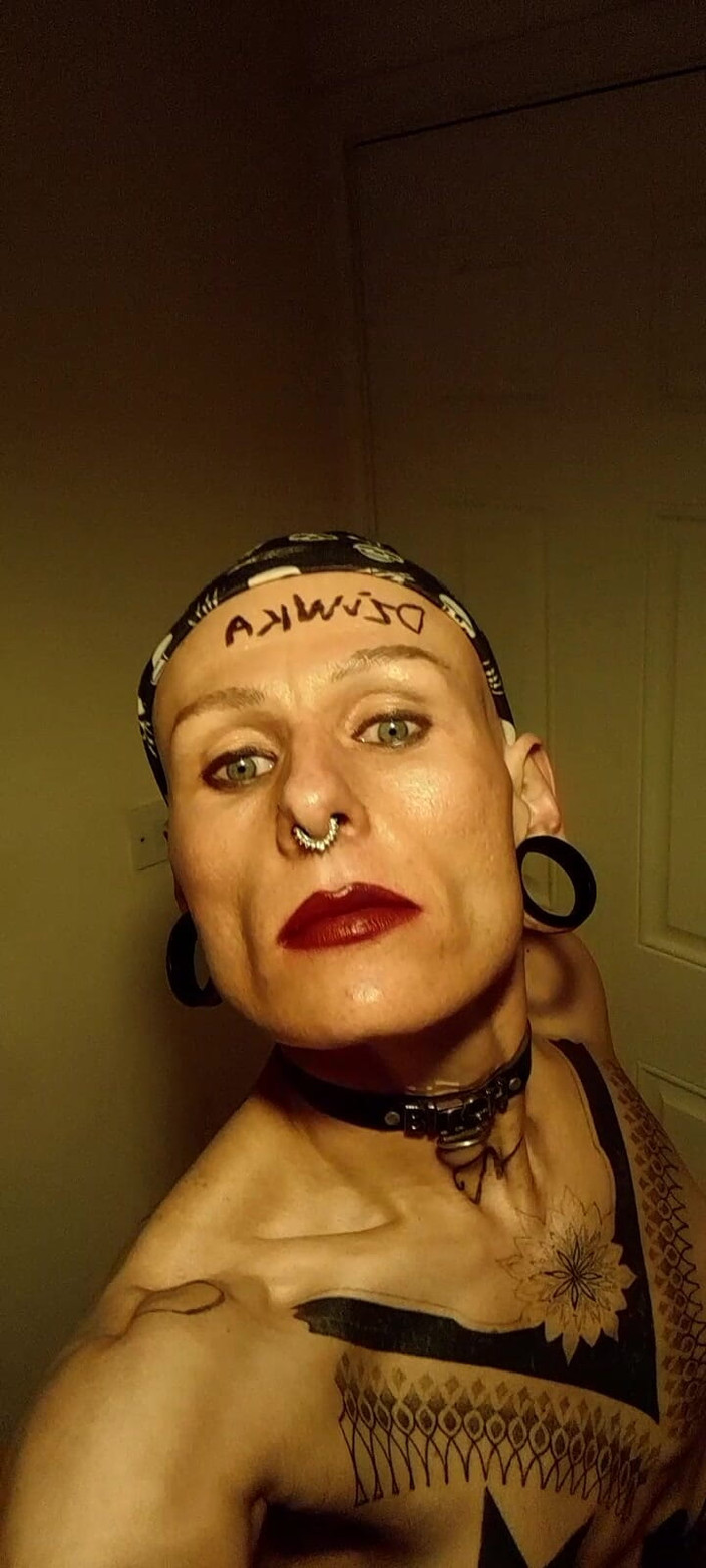 Nora Foes: Dziwka. Curvă bronzată dansând