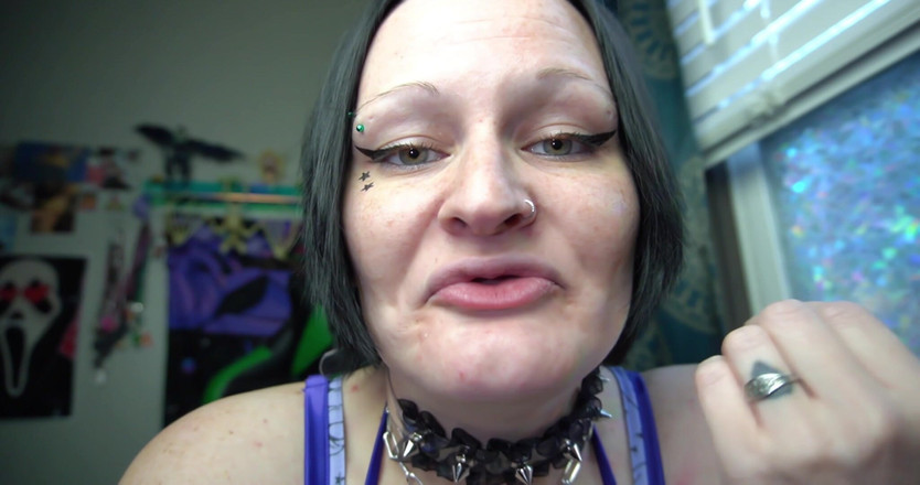 GothBunny6669: बड़े स्तन वाली जाहिल रंडी आपको उनके डेन्चर और मसूड़ों का मजा लेने देती है लंड हिलाने के निर्देश