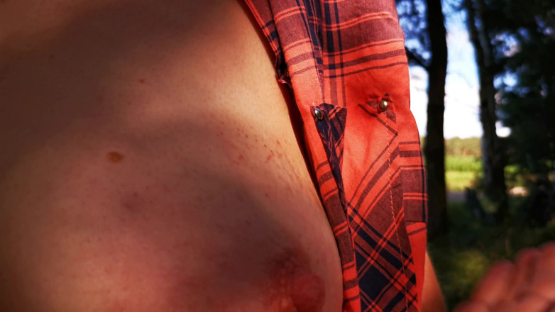 Bouncy Tits Action: Ostre w lesie