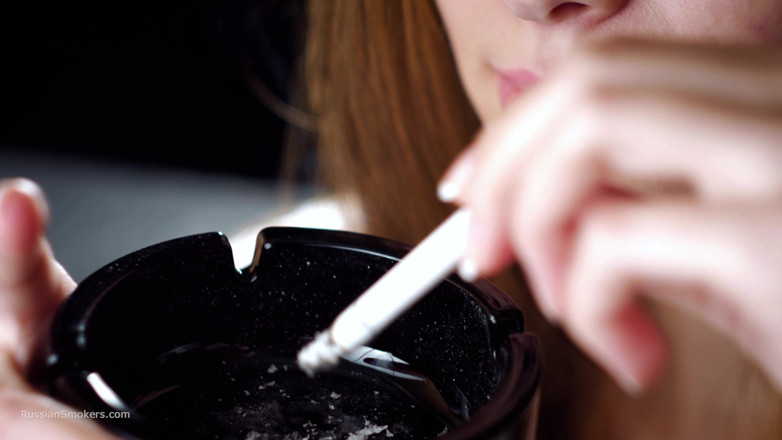 Russian Smokers: Miękkie rosyjskie piękno palenia papierosa spokojnych chwile