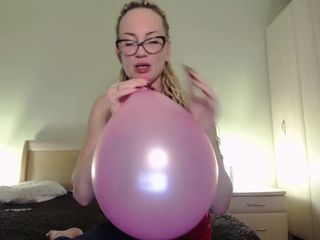 Bad ass bitch: Blas, um kleinen rosa ballon zu knallen