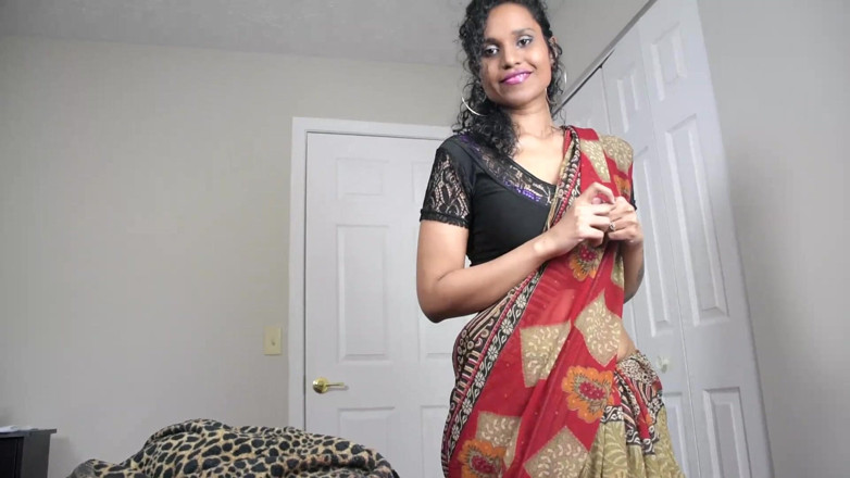 Sexy Lily: Mamă sexy indiană excitată cu fund masiv oferă o muie...