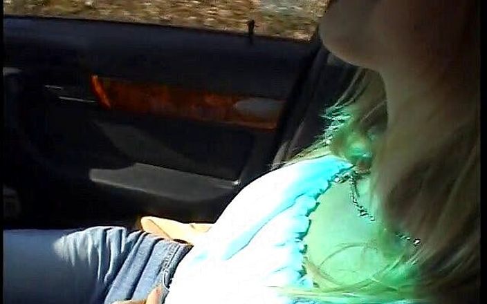 Horny Two really wet MILFs: Blond amatör slampa suger kuk till en bilförare