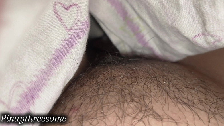 Pinay Threesome: Suamiku Lagi Asik Masturbasi Sambil Muasin Memeknya Sendirian Di Balik...