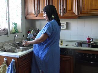 Souzan Halabi: बर्तन बनाते समय गर्भवती मिस्र की पत्नी की चूत में वीर्य