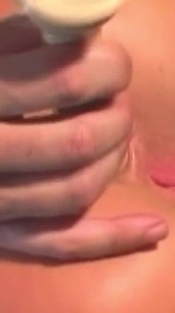 MILF blonde yang tidak pernah kenyang mengambil zakar dan dildo mendalam
