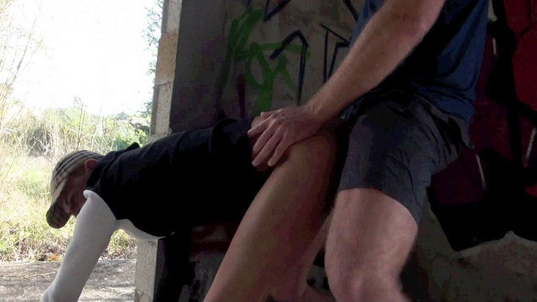 Crunch Boy: イケメンは屋外でひげによって使用されます