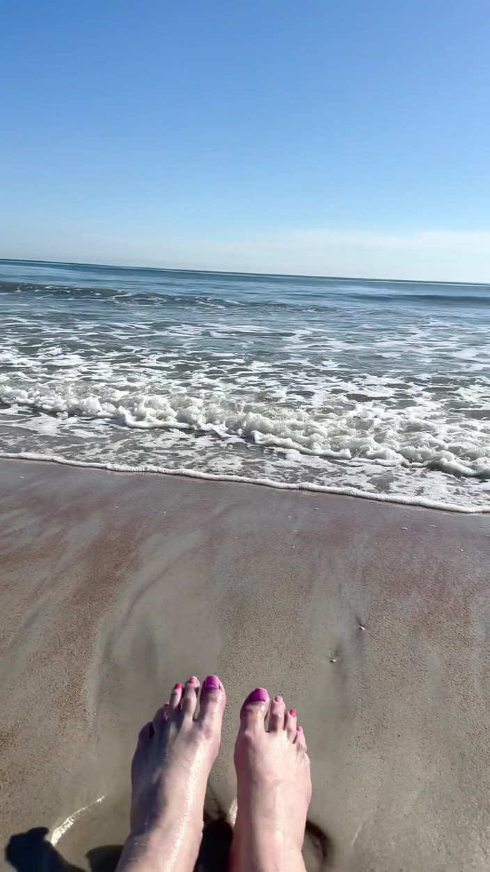 Peppermint Giantess: Wellen crashen auf Größe 16, füße und beine