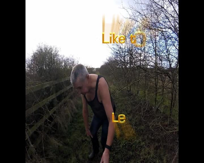 Andy: Kıyafetlerle dışarıda yürüyüşler