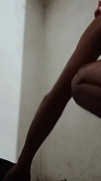 Sonam donne des desi à un homme assis sur le canapé