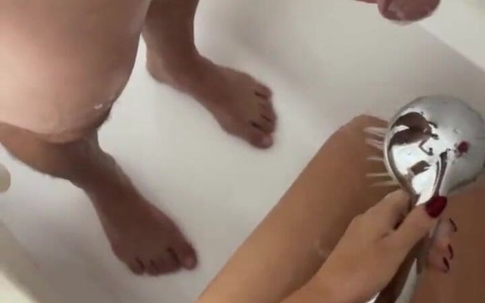 Hot Sexy wife: Kuk rakning i badrummet-försök att inte sperma