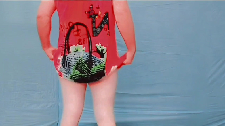 Kitty_Cross: Приголомшливий кроссдрессер дарує чуттєві вібрації під час грайливого танцю