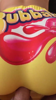 Une fille à gros cul se fait baiser dans un short bubbaloo